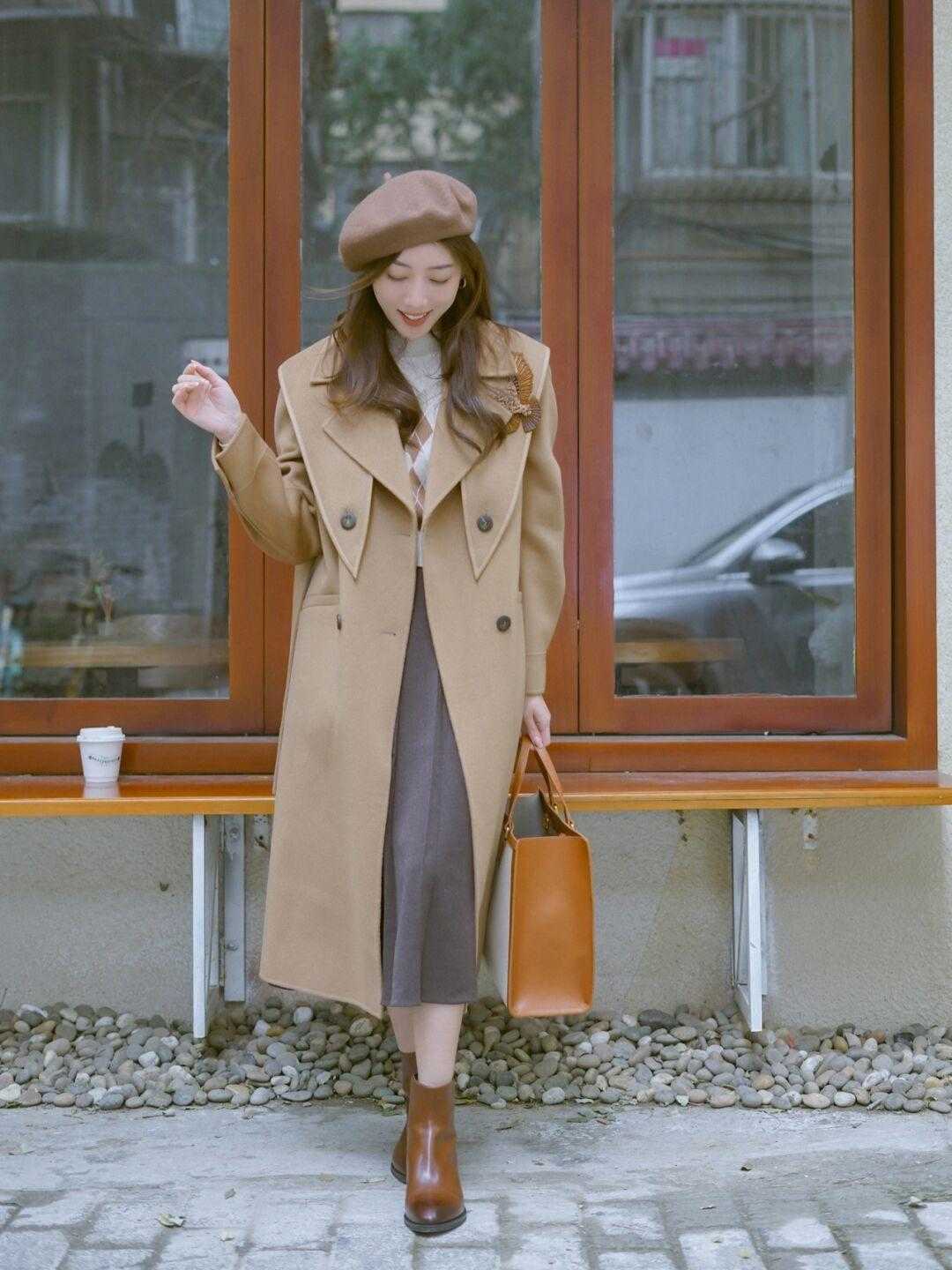 秋冬季节“大衣”怎么穿？搭配针织衫和半身裙优雅大气，高级时髦