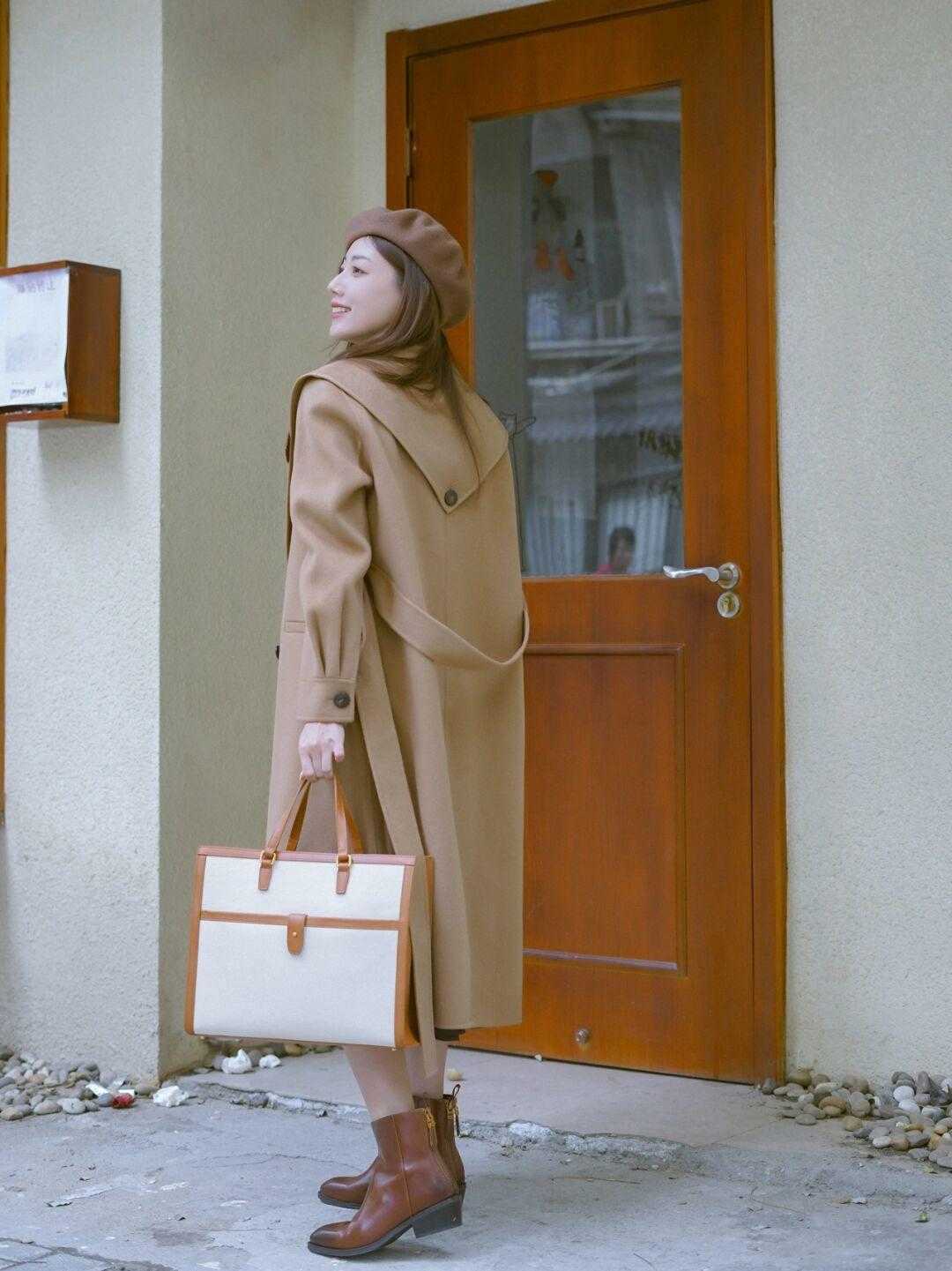 秋冬季节“大衣”怎么穿？搭配针织衫和半身裙优雅大气，高级时髦