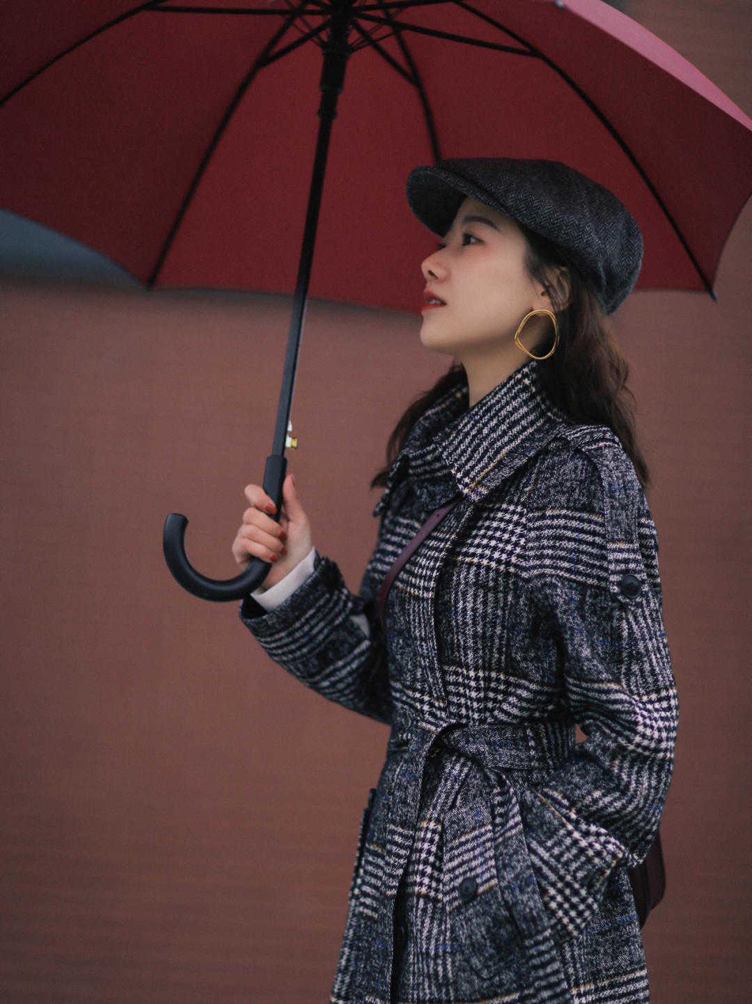 秋冬季节“大衣”怎么穿？搭配针织衫和半身裙优雅大气，高级时髦