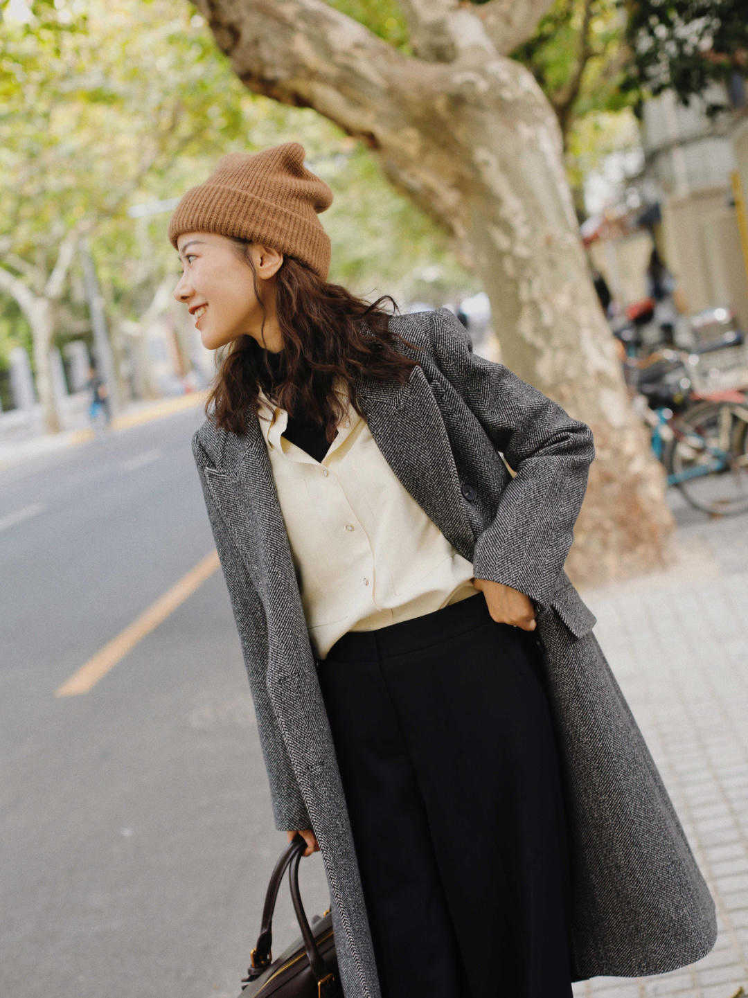 秋冬季节“大衣”怎么穿？搭配针织衫和半身裙优雅大气，高级时髦