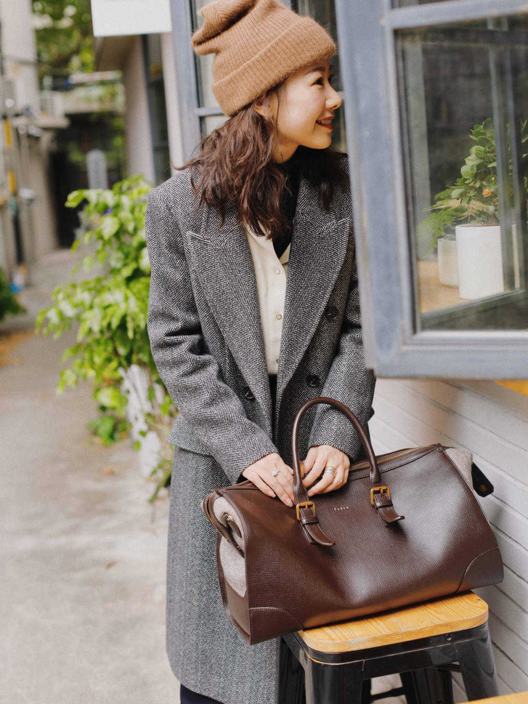 秋冬季节“大衣”怎么穿？搭配针织衫和半身裙优雅大气，高级时髦