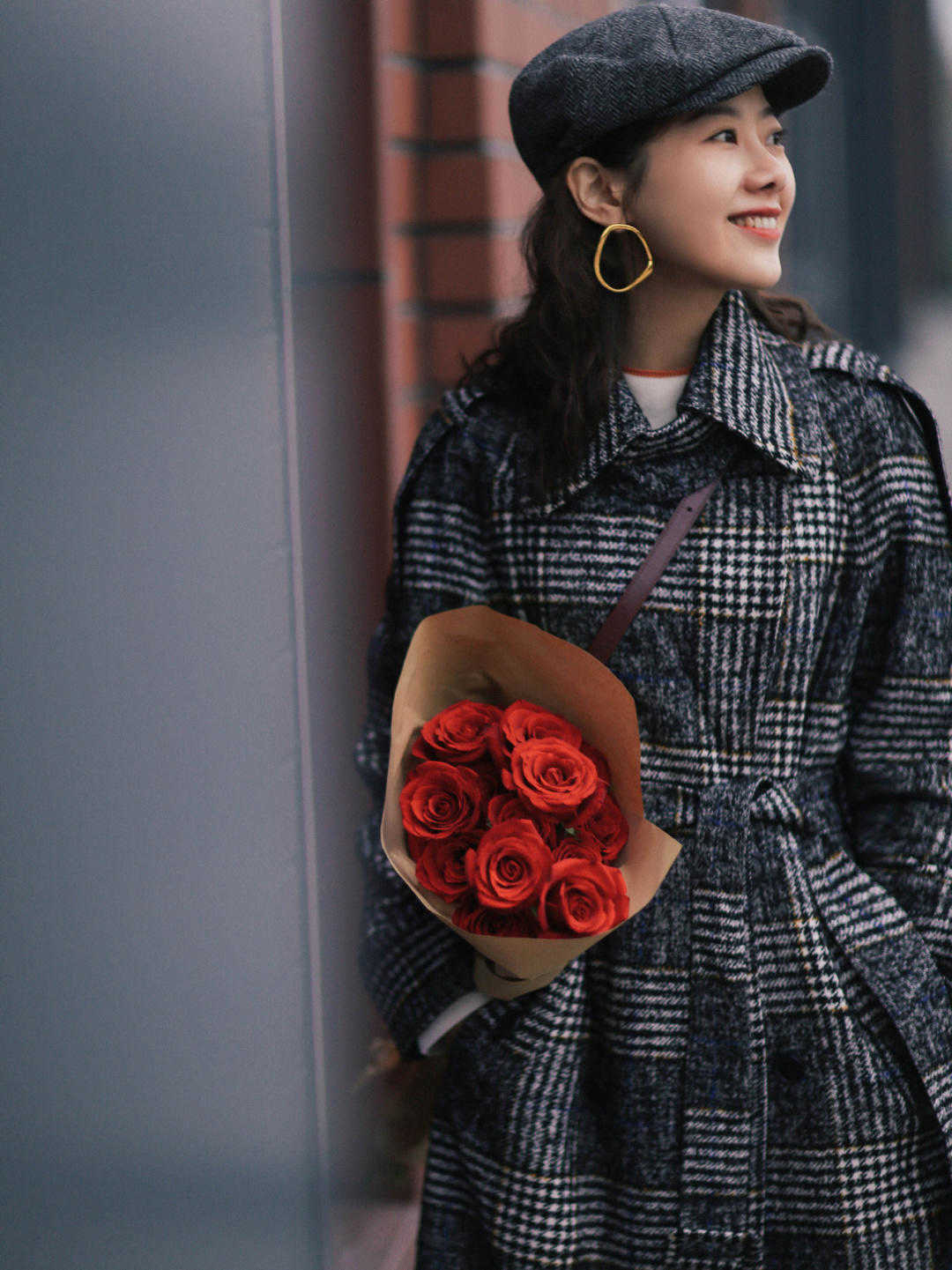 秋冬季节“大衣”怎么穿？搭配针织衫和半身裙优雅大气，高级时髦