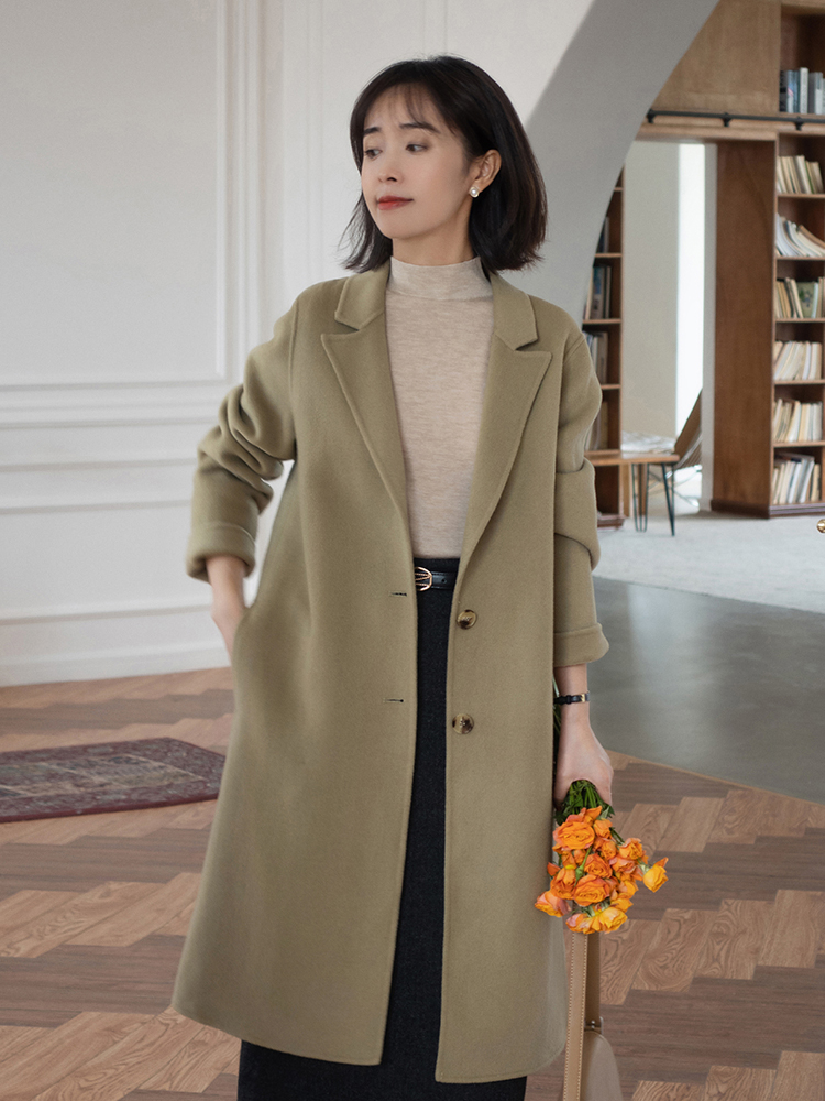 秋冬季节“大衣”怎么穿？搭配针织衫和半身裙优雅大气，高级时髦