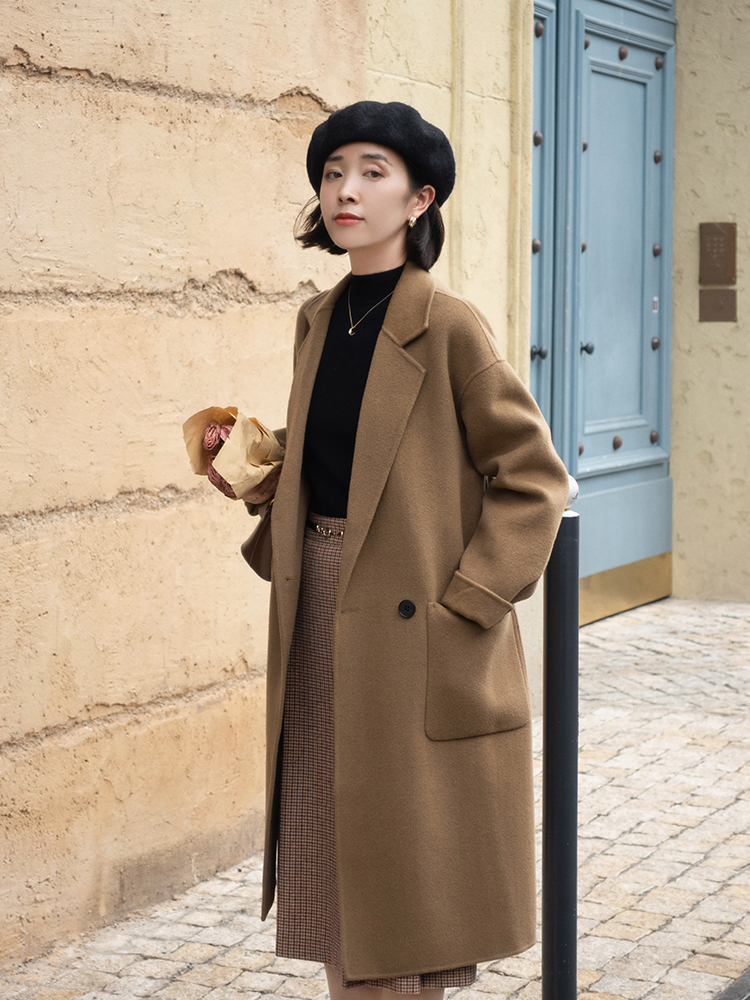 秋冬季节“大衣”怎么穿？搭配针织衫和半身裙优雅大气，高级时髦