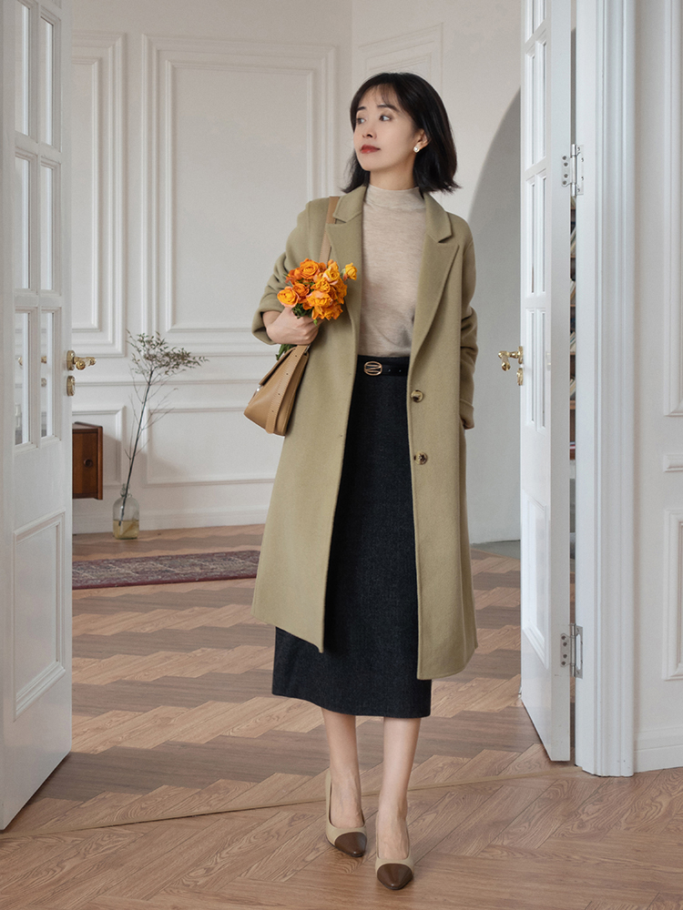 秋冬季节“大衣”怎么穿？搭配针织衫和半身裙优雅大气，高级时髦