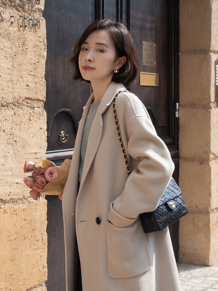 秋冬季节“大衣”怎么穿？搭配针织衫和半身裙优雅大气，高级时髦