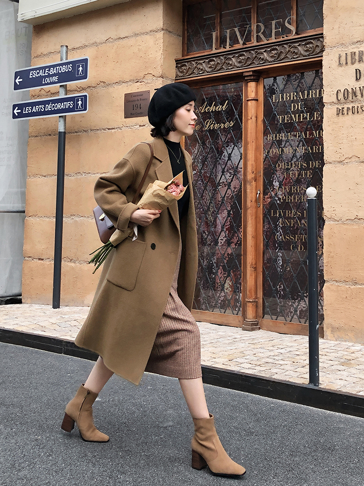 秋冬季节“大衣”怎么穿？搭配针织衫和半身裙优雅大气，高级时髦