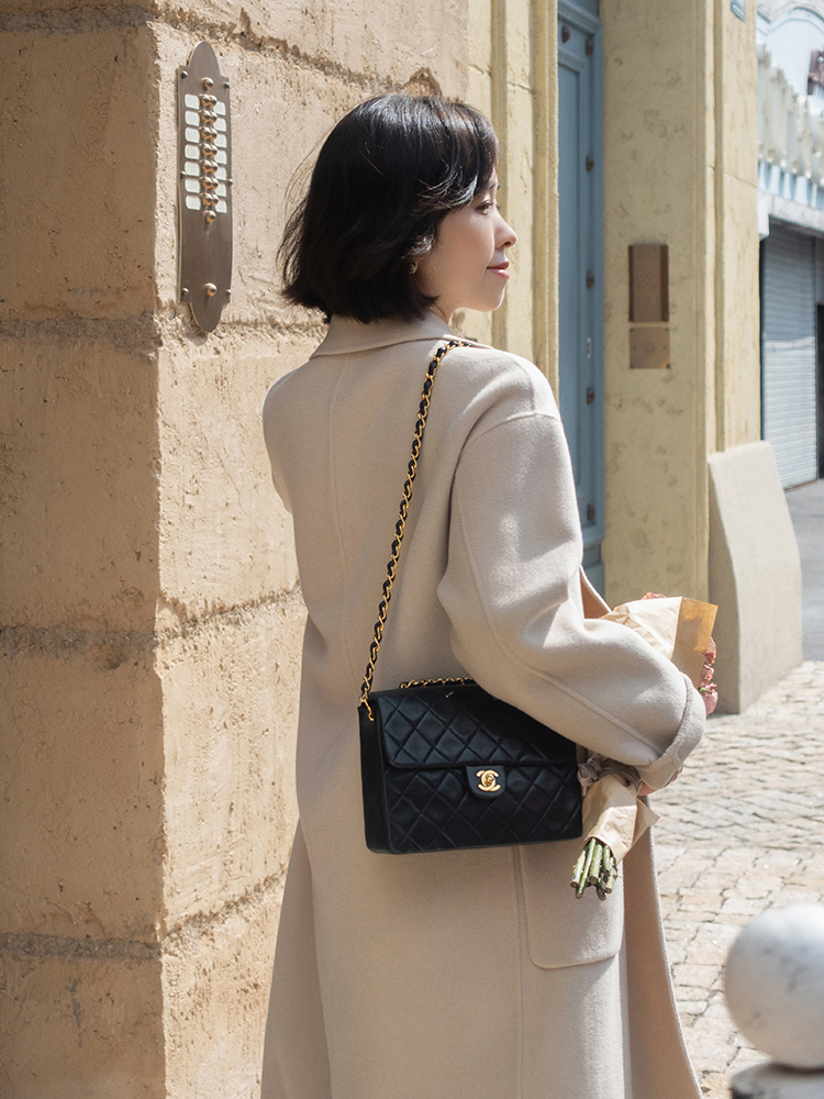 秋冬季节“大衣”怎么穿？搭配针织衫和半身裙优雅大气，高级时髦