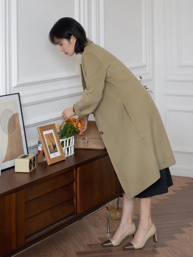 秋冬季节“大衣”怎么穿？搭配针织衫和半身裙优雅大气，高级时髦