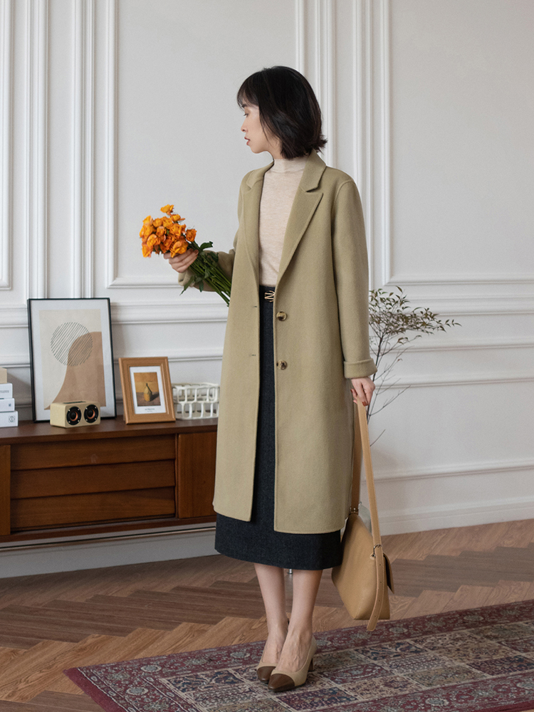 秋冬季节“大衣”怎么穿？搭配针织衫和半身裙优雅大气，高级时髦