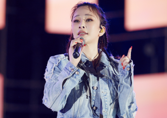 42岁歌手温岚大方认爱！公开表白小男友好甜蜜，曾被拍到两人接吻