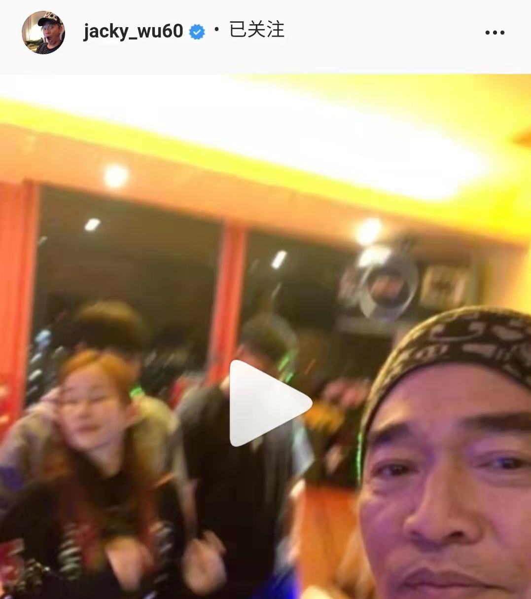 42岁歌手温岚大方认爱！公开表白小男友好甜蜜，曾被拍到两人接吻