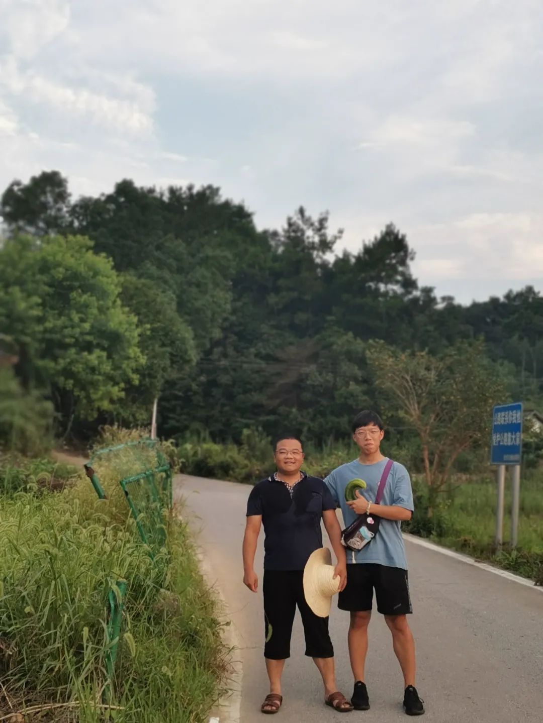 ▲2021年7月,杨华在湖南农村调研。左一为杨华。受访者供图