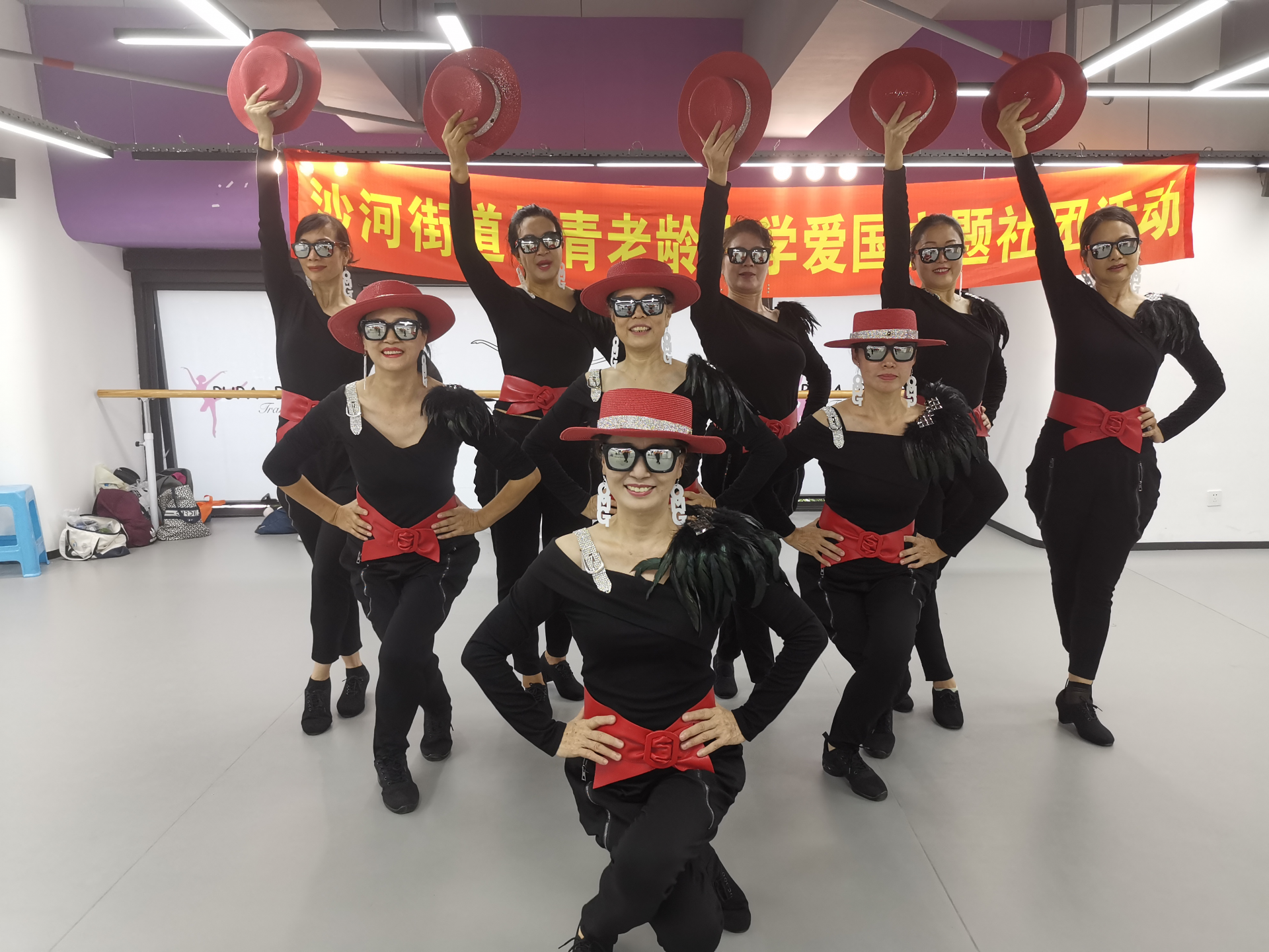 易新南,刘枝秀,冯淑霞,赵文彦,童国忠等同学积极上台朗诵,尽情地赞美