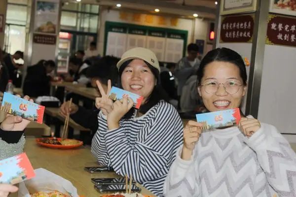 实宠!洛阳一高校“生日”,请全校近3万名学生免费吃饭休闲区蓝鸢梦想 - Www.slyday.coM 实宠!洛阳一高校“生日”,请全校近3万名学生免费吃饭休闲区蓝鸢梦想 - Www.slyday.coM