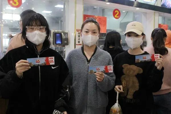 实宠!洛阳一高校“生日”,请全校近3万名学生免费吃饭休闲区蓝鸢梦想 - Www.slyday.coM 实宠!洛阳一高校“生日”,请全校近3万名学生免费吃饭休闲区蓝鸢梦想 - Www.slyday.coM