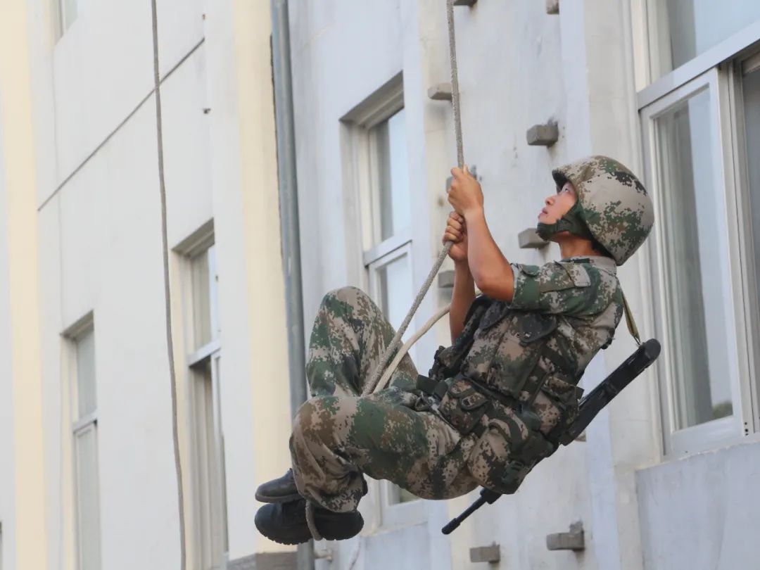 第一!00后大学生成特战女兵“神枪手”,双手让人心疼休闲区蓝鸢梦想 - Www.slyday.coM 第一!00后大学生成特战女兵“神枪手”,双手让人心疼休闲区蓝鸢梦想 - Www.slyday.coM
