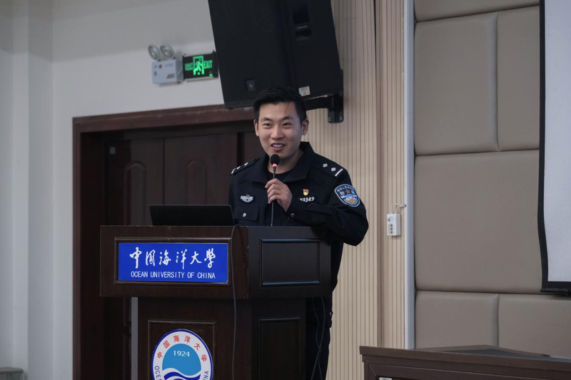 青岛市公安局崂山分局刑警大队反电诈中队民警陈鹏超在讲座现场