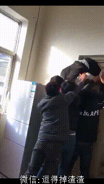 搞笑GIF趣图:兄弟,看了很久都不明白,你们是想干嘛?-魔性次元