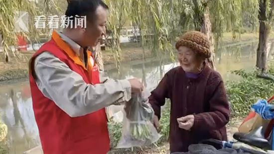 温暖不止一次!85岁老人寒夜里卖菜 这家供电所食堂直接“包圆”休闲区蓝鸢梦想 - Www.slyday.coM 温暖不止一次!85岁老人寒夜里卖菜 这家供电所食堂直接“包圆”休闲区蓝鸢梦想 - Www.slyday.coM