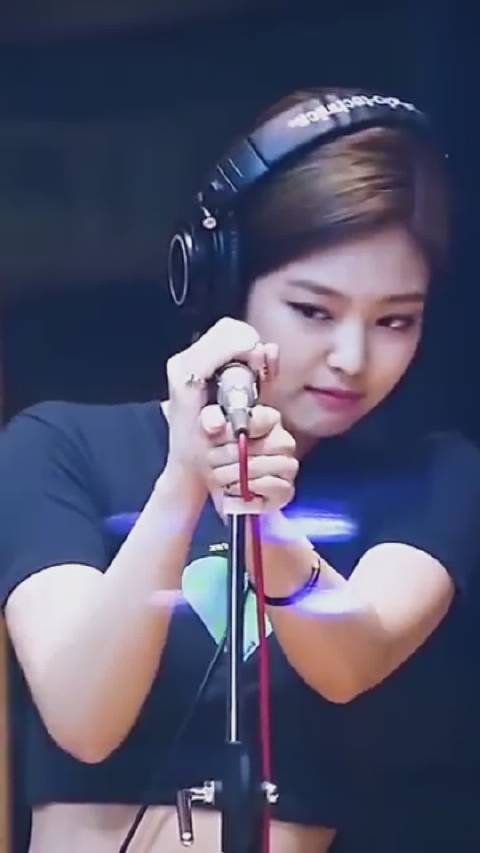 blackpink回味一下jennie拿麦克风的可爱表情