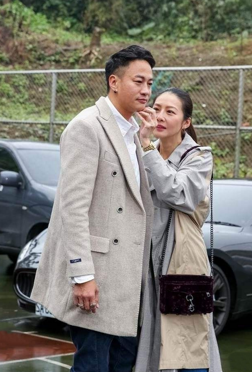 何润东老婆也太美了吧穿米色风衣知性大气气质堪比顶级女星