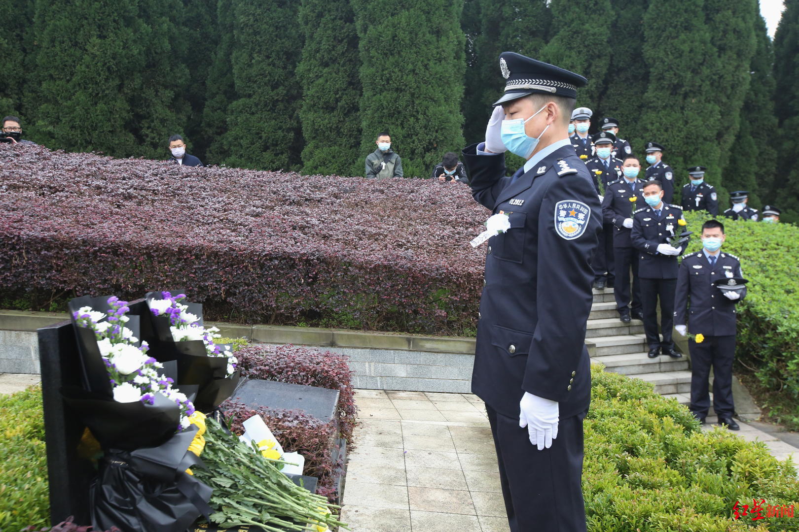 警魂不朽浩气长存!缉毒英雄周钱烈士安葬仪式在成都烈士陵园举行休闲区蓝鸢梦想 - Www.slyday.coM 警魂不朽浩气长存!缉毒英雄周钱烈士安葬仪式在成都烈士陵园举行休闲区蓝鸢梦想 - Www.slyday.coM