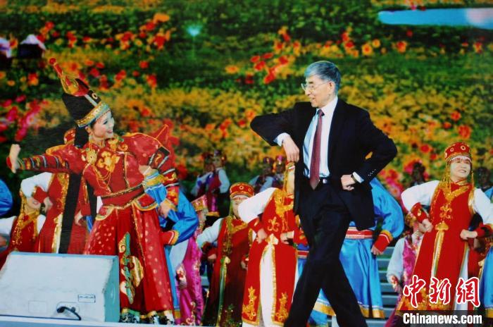 2011年，清华百年校庆晚会上，王大中登台翩翩起舞 清华大学供图