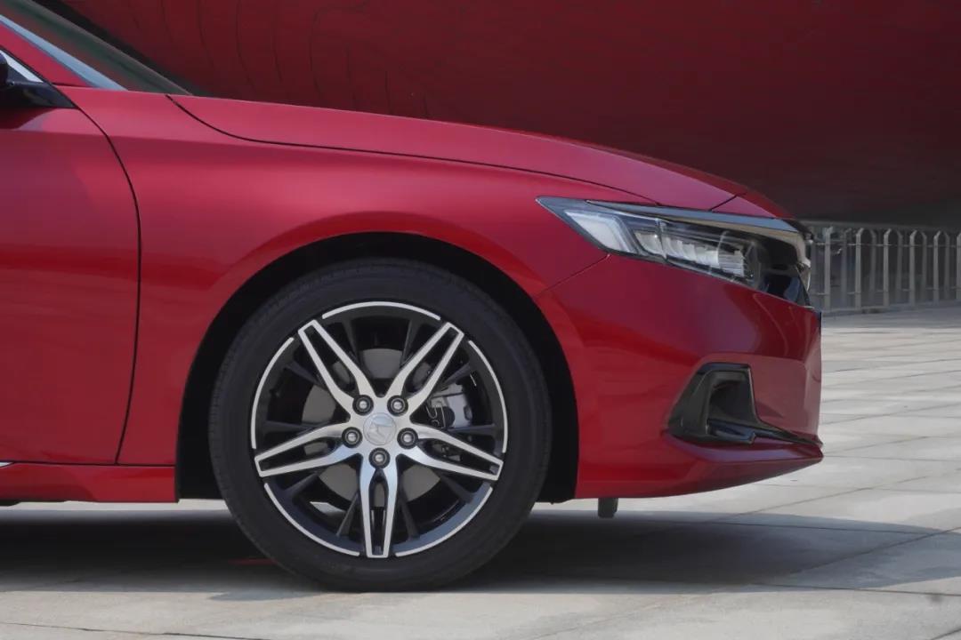 20万中级车,雅阁对比迈腾,怎么选才好?