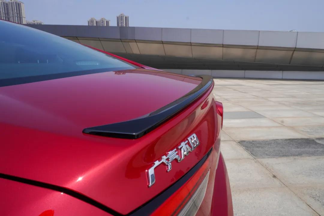 20万中级车,雅阁对比迈腾,怎么选才好?