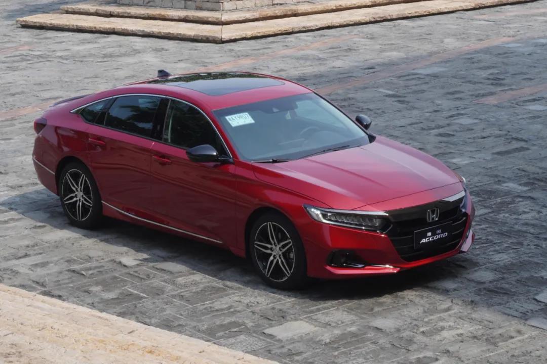 20万中级车,雅阁对比迈腾,怎么选才好?