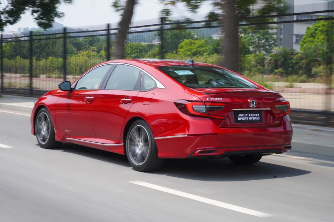 20万中级车,雅阁对比迈腾,怎么选才好?