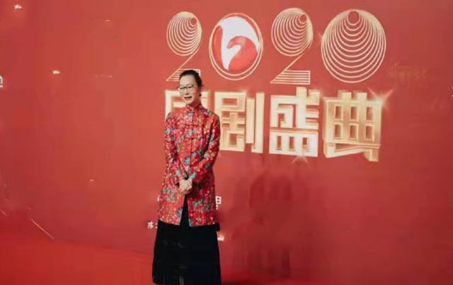 奚美娟好大胆，如此花哨的衣服也敢穿，不仅不土反而很有时尚感