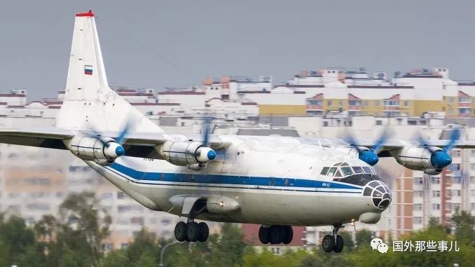 一架飞机在<a href=