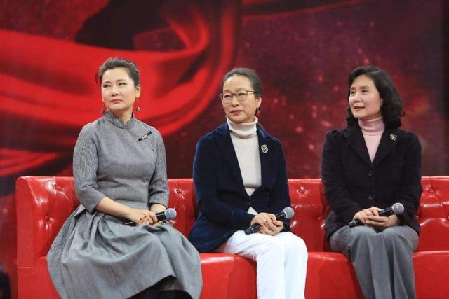 奚美娟好大胆，如此花哨的衣服也敢穿，不仅不土反而很有时尚感