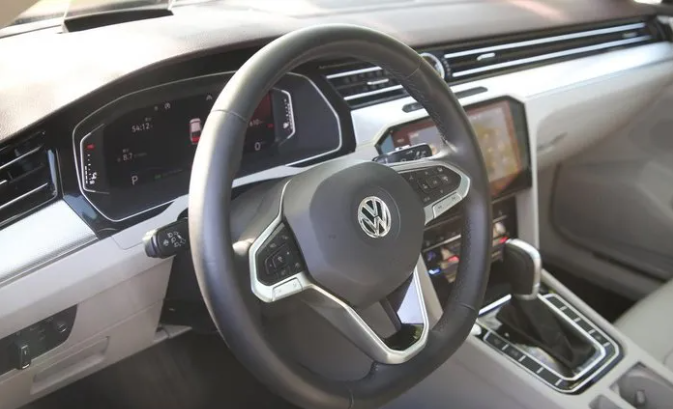 20万中级车,雅阁对比迈腾,怎么选才好?