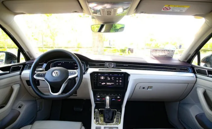 20万中级车,雅阁对比迈腾,怎么选才好?