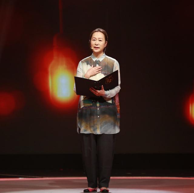 奚美娟好大胆，如此花哨的衣服也敢穿，不仅不土反而很有时尚感