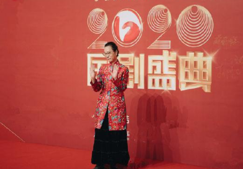 奚美娟好大胆，如此花哨的衣服也敢穿，不仅不土反而很有时尚感