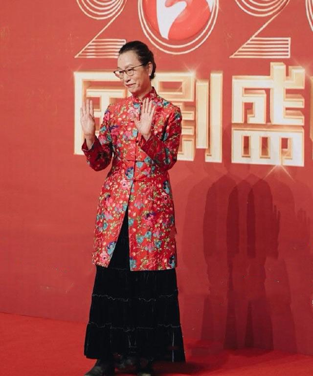 奚美娟好大胆，如此花哨的衣服也敢穿，不仅不土反而很有时尚感