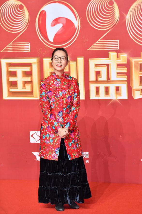 奚美娟好大胆，如此花哨的衣服也敢穿，不仅不土反而很有时尚感