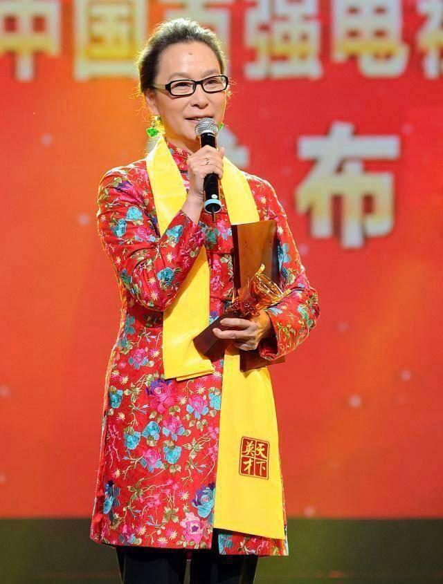 奚美娟好大胆，如此花哨的衣服也敢穿，不仅不土反而很有时尚感