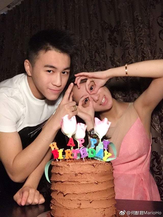 何猷君妹妹何超欣出席活动穿白色晚礼服秀妖娆身材锁骨超吸睛