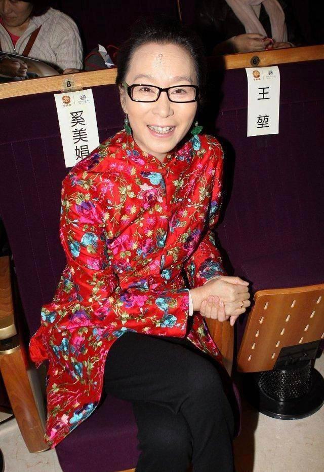 奚美娟好大胆，如此花哨的衣服也敢穿，不仅不土反而很有时尚感