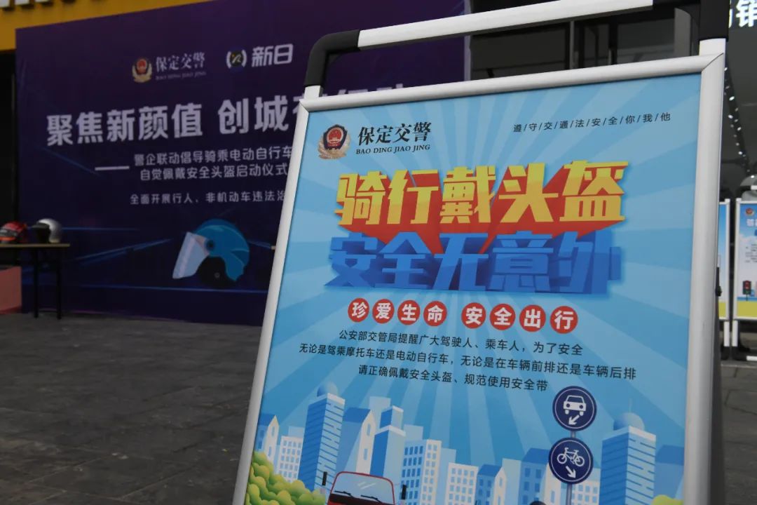 公安交警向参与活动群众详细介绍了市区正在开展的"行人非机动车交通