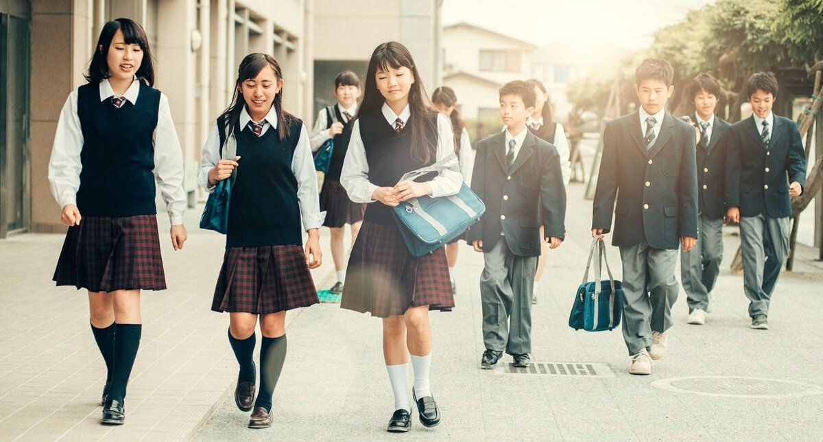 日本的校服怎么样或者为什么日本女学生裙子短
