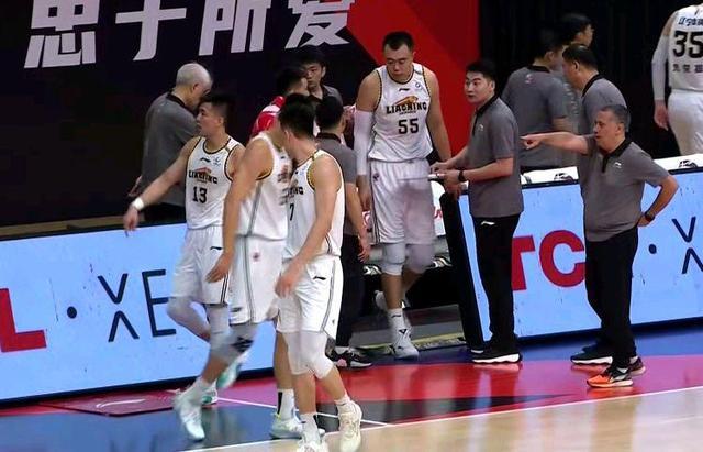 郭艾伦被汪梅驱逐，冤枉吗？中国男篮对阵<a href=