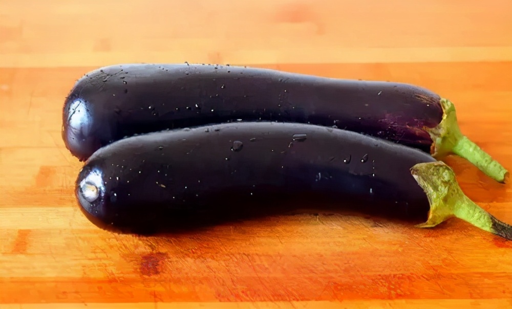 80岁老奶奶教我茄子新做法，不炒不炖不过油，端上桌家人抢着吃