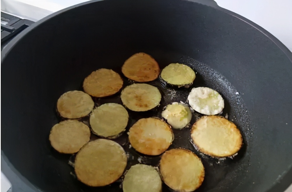 80岁老奶奶教我茄子新做法，不炒不炖不过油，端上桌家人抢着吃