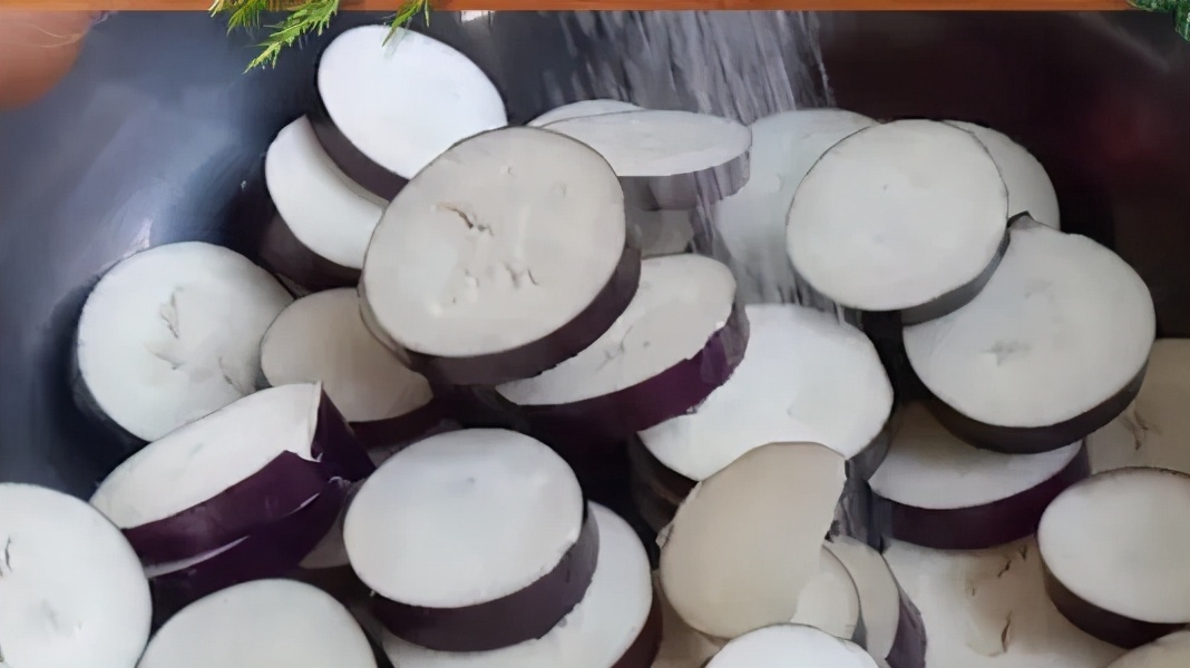 80岁老奶奶教我茄子新做法，不炒不炖不过油，端上桌家人抢着吃